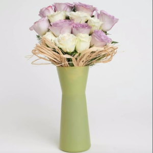 Vazoda Lila ve Beyaz Güller